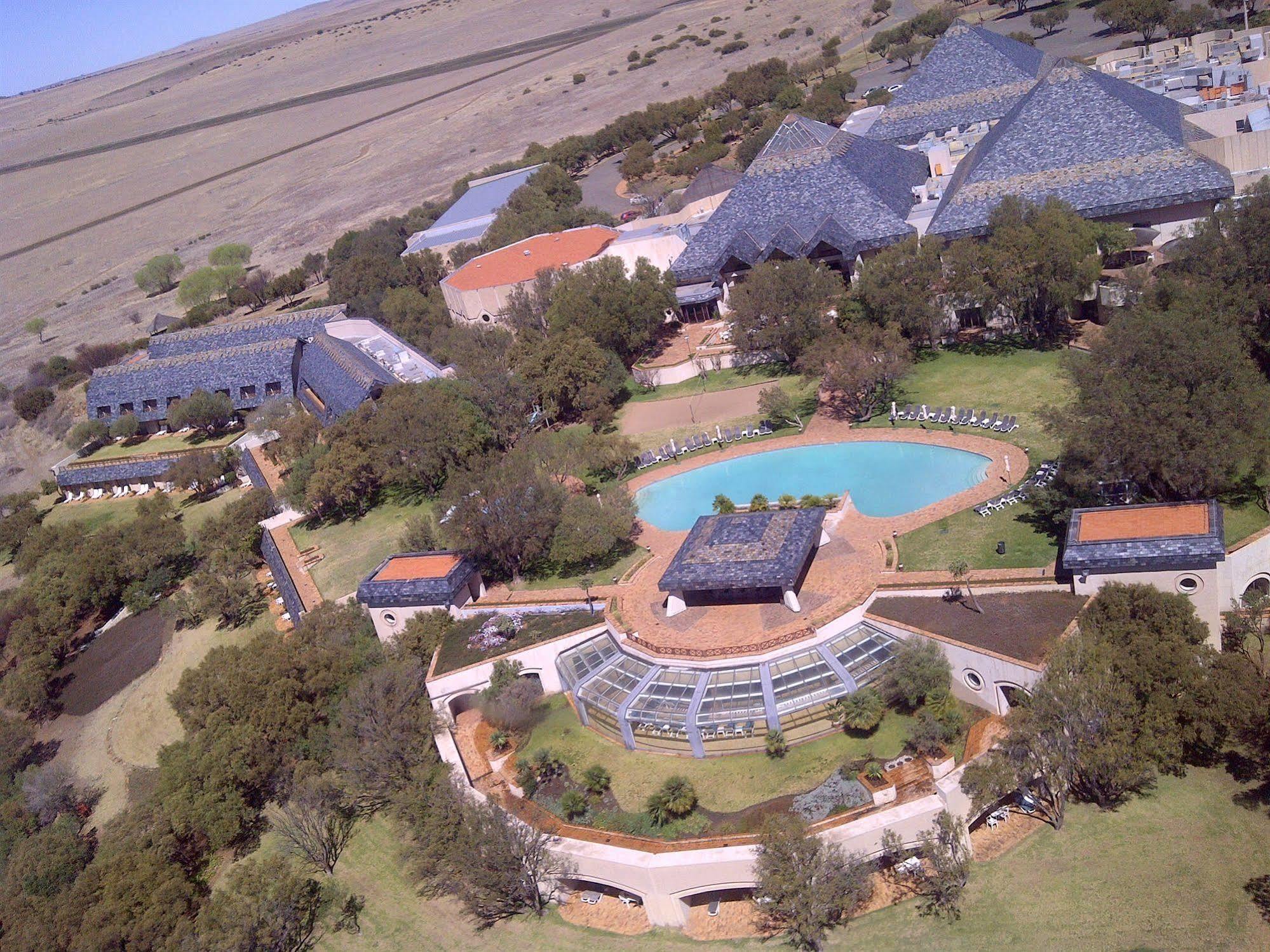 Black Mountain Leisure And Conference Hotel Groothoek Eksteriør billede